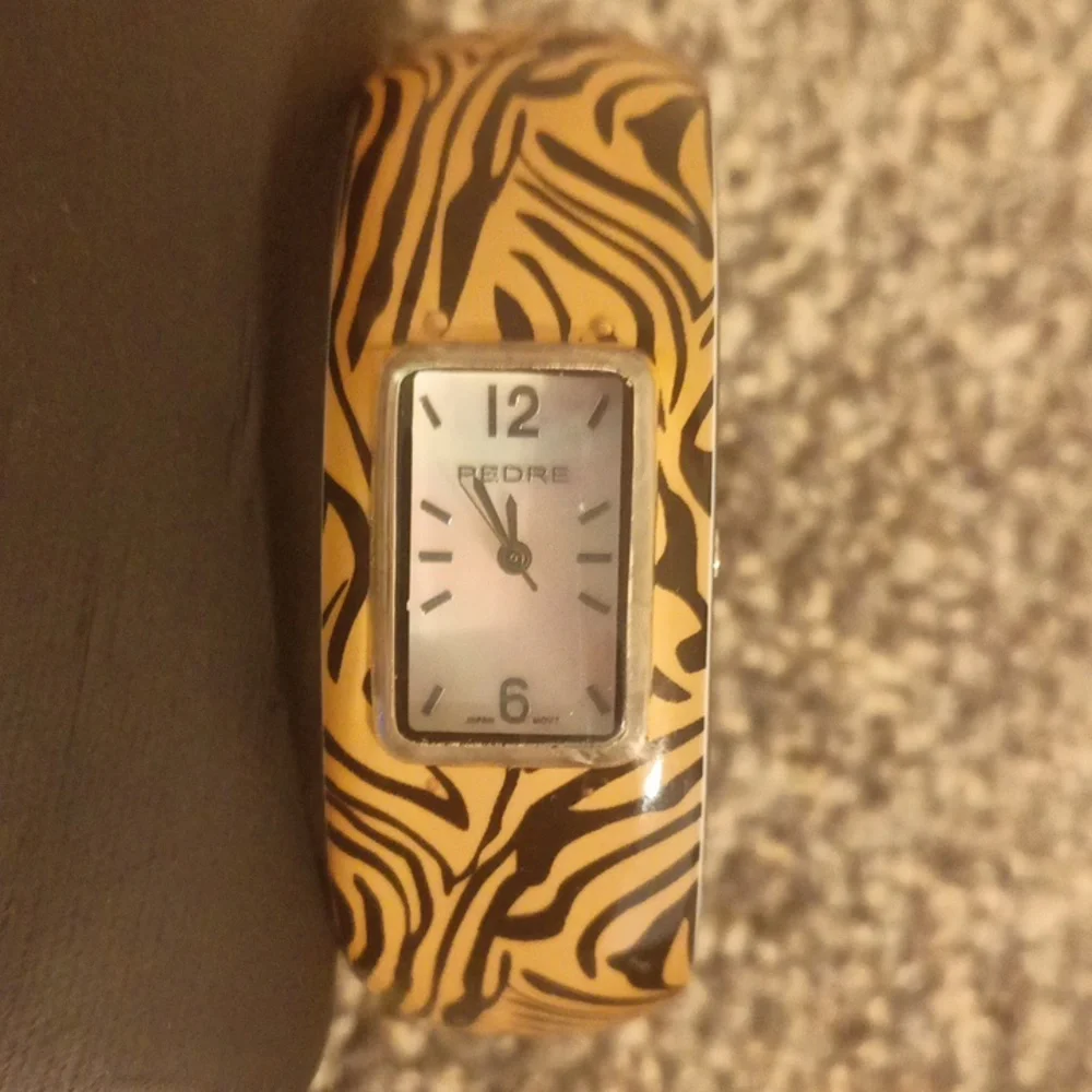 Pedre Vintage animal print plastic resin mother of pearl face women's cu…